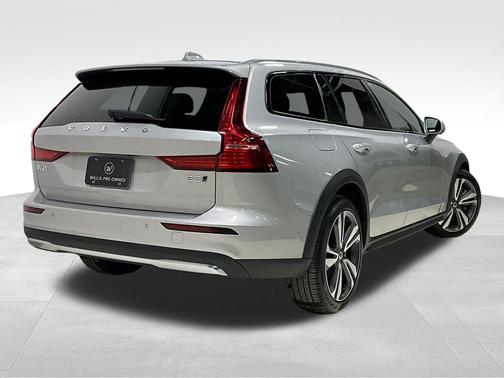 2025 Volvo V60 Cross Country Plus, B5 AWD Gas (mild hybrid)