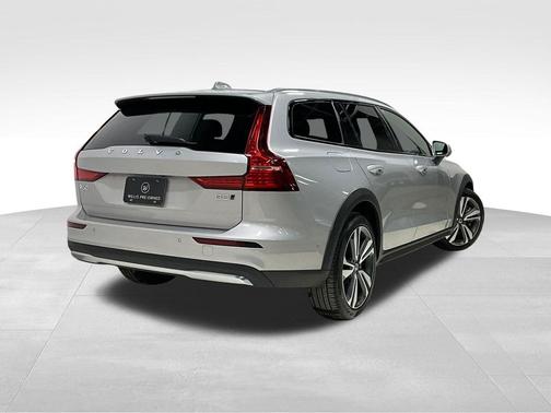 2025 Volvo V60 Cross Country Plus, B5 AWD Gas (mild hybrid)