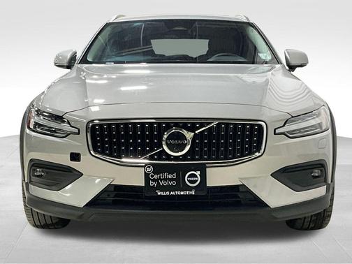 2025 Volvo V60 Cross Country Plus, B5 AWD Gas (mild hybrid)