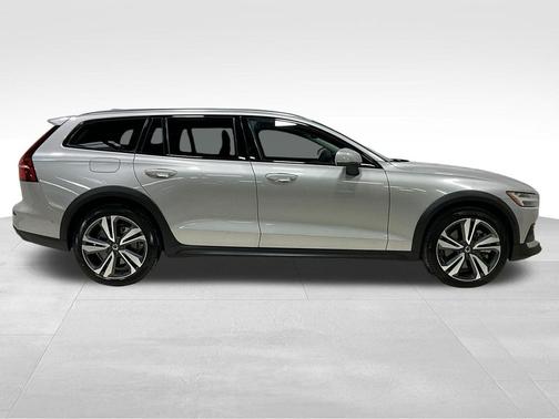 2025 Volvo V60 Cross Country Plus, B5 AWD Gas (mild hybrid)