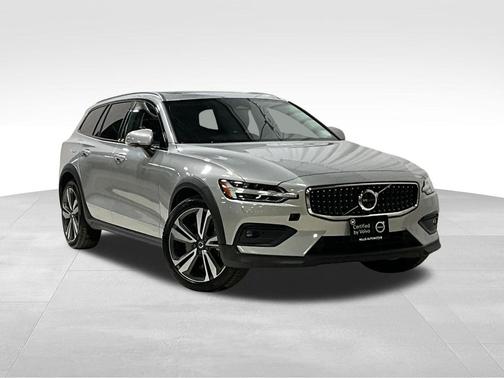 2025 Volvo V60 Cross Country Plus, B5 AWD Gas (mild hybrid)