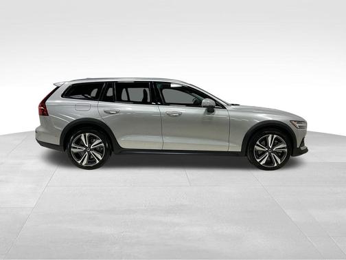 2025 Volvo V60 Cross Country Plus, B5 AWD Gas (mild hybrid)