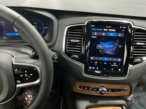 2023 Volvo XC90 Recharge Plug-In Hybrid T8 Plus 6-Seater
