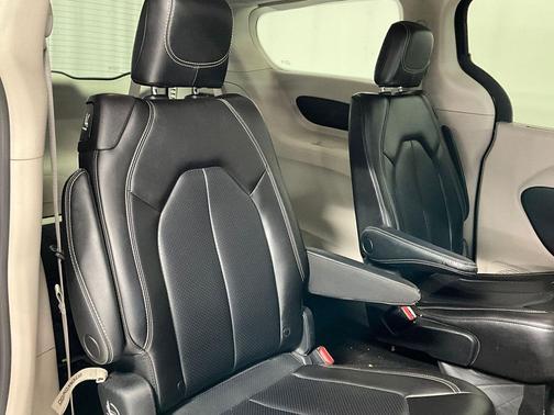 Brilliant Black Crystal Pearlcoat 2023 Chrysler Pacifica Touring L