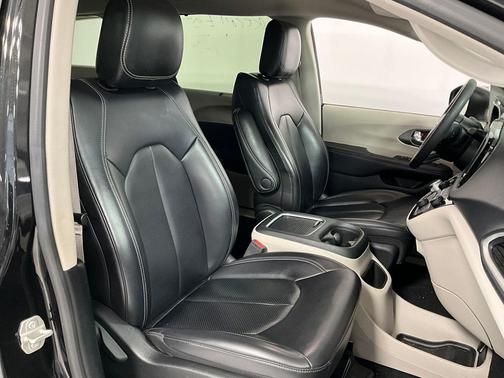 Brilliant Black Crystal Pearlcoat 2023 Chrysler Pacifica Touring L
