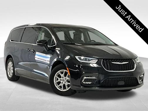 Brilliant Black Crystal Pearlcoat 2023 Chrysler Pacifica Touring L