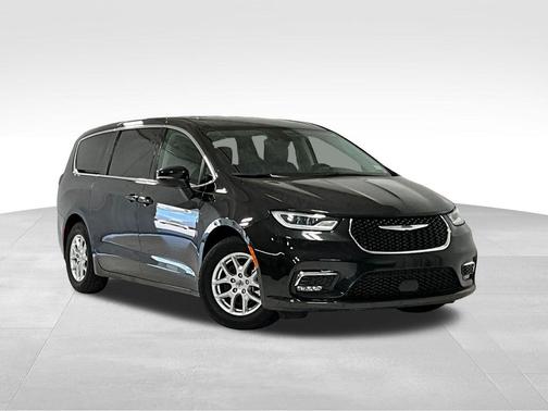 Brilliant Black Crystal Pearlcoat 2023 Chrysler Pacifica Touring L