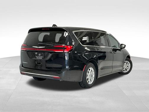 Brilliant Black Crystal Pearlcoat 2023 Chrysler Pacifica Touring L