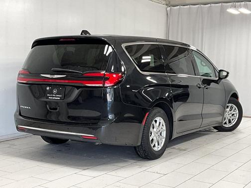 Brilliant Black Crystal Pearlcoat 2023 Chrysler Pacifica Touring L