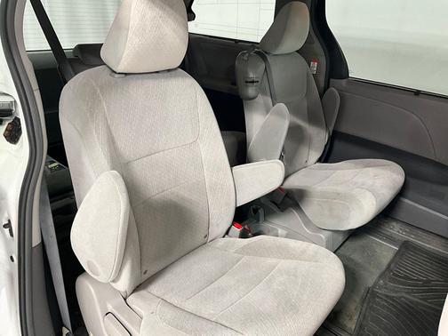Super White 2016 Toyota Sienna LE