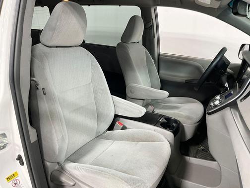 Super White 2016 Toyota Sienna LE