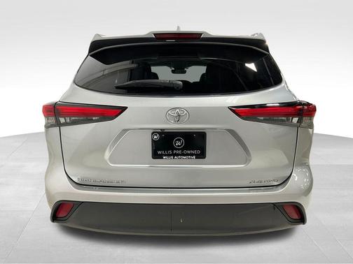 Celestial Silver Metallic 2021 Toyota Highlander XLE