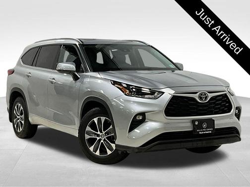 Celestial Silver Metallic 2021 Toyota Highlander XLE