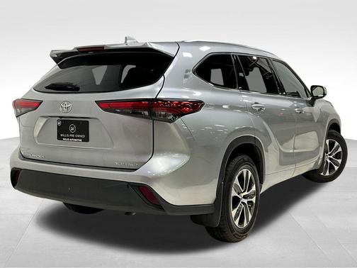 Celestial Silver Metallic 2021 Toyota Highlander XLE