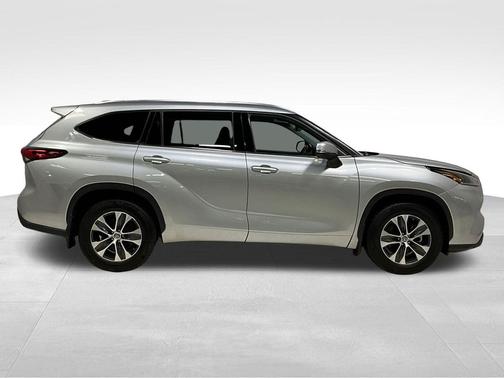 Celestial Silver Metallic 2021 Toyota Highlander XLE