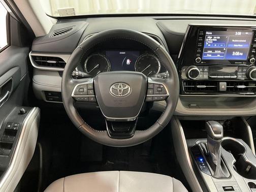 Celestial Silver Metallic 2021 Toyota Highlander XLE
