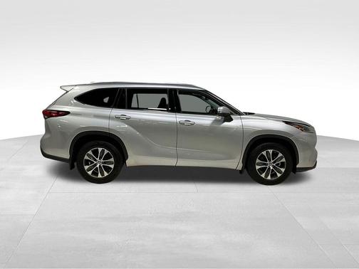 Celestial Silver Metallic 2021 Toyota Highlander XLE