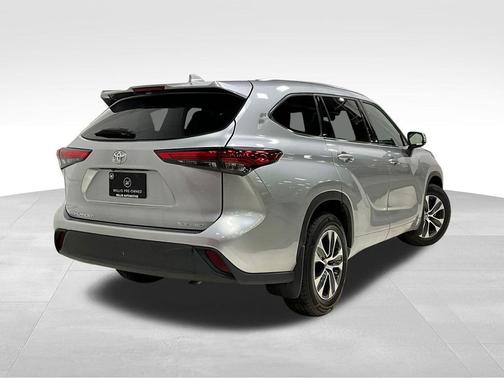 Celestial Silver Metallic 2021 Toyota Highlander XLE