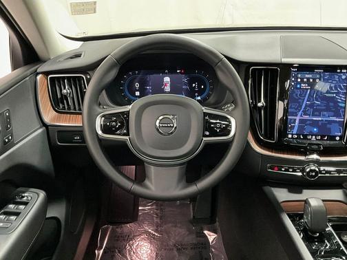2024 Volvo XC60 B5 Plus Dark Theme