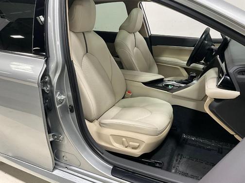 2022 Toyota Camry Hybrid XLE