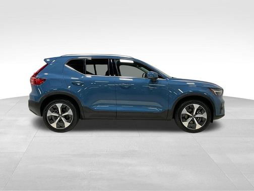 Fjord Blue Metallic 2025 Volvo XC40 B5 Plus Bright Theme