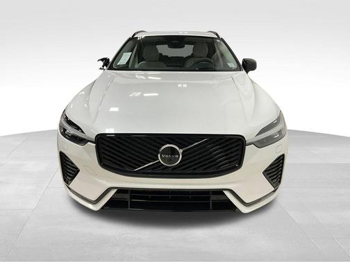 Crystal White Metallic 2026 Volvo XC60 B5 Ultra