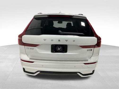 Crystal White Metallic 2026 Volvo XC60 B5 Ultra