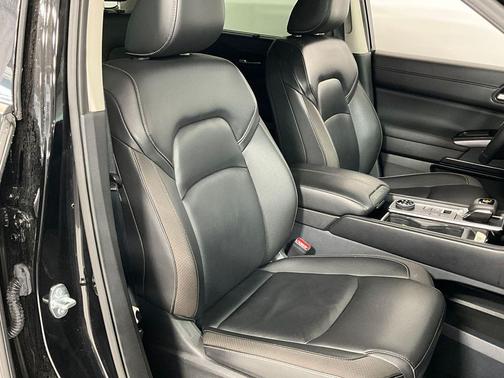 Super Black 2025 Nissan Pathfinder SL 4WD