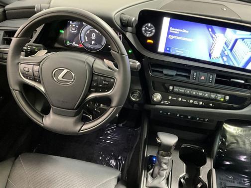 2025 Lexus ES 300h Ultra Luxury