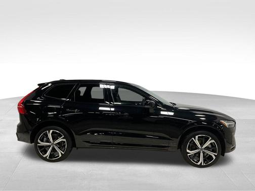 2022 Volvo XC60 B6 R-Design
