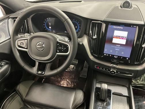 2022 Volvo XC60 B6 R-Design