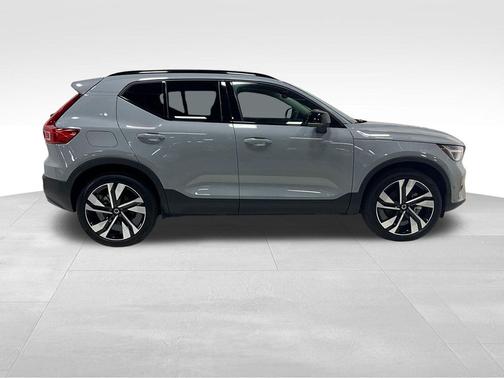 Vapor Grey Metallic 2024 Volvo XC40 B5 Plus Dark Theme