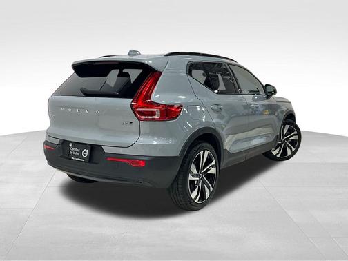 Vapor Grey Metallic 2024 Volvo XC40 B5 Plus Dark Theme