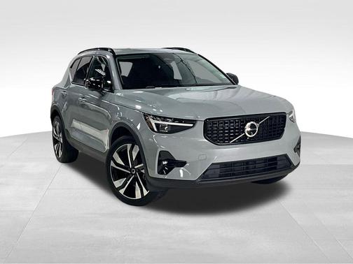 Vapor Grey Metallic 2024 Volvo XC40 B5 Plus Dark Theme