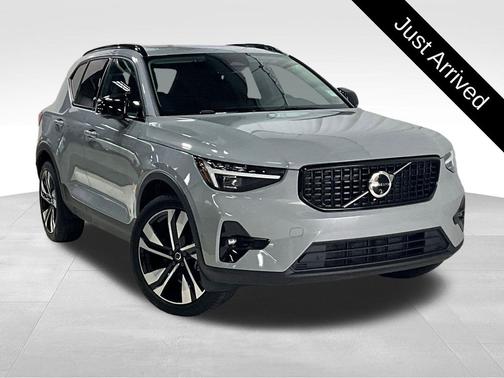 Vapor Grey Metallic 2024 Volvo XC40 B5 Plus Dark Theme