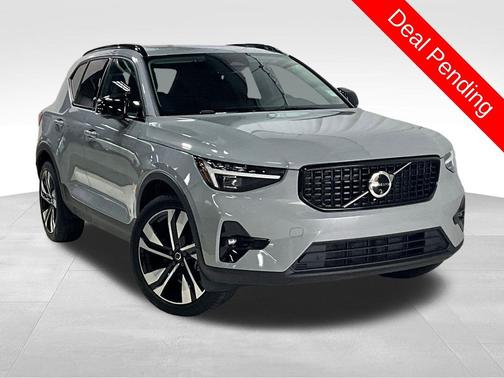 Vapor Grey Metallic 2024 Volvo XC40 B5 Plus Dark Theme