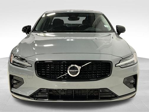 Vapour Grey Metallic 2024 Volvo S60 B5 Core Dark Theme