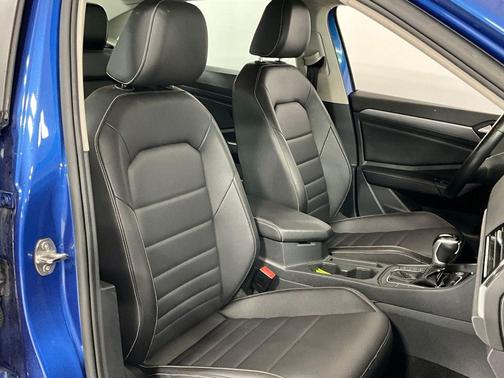 Deep Black Pearl 2024 Volkswagen Jetta 1.5T SE