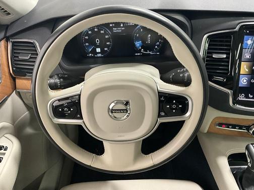 2022 Volvo XC90 T6 Momentum 7 Passenger