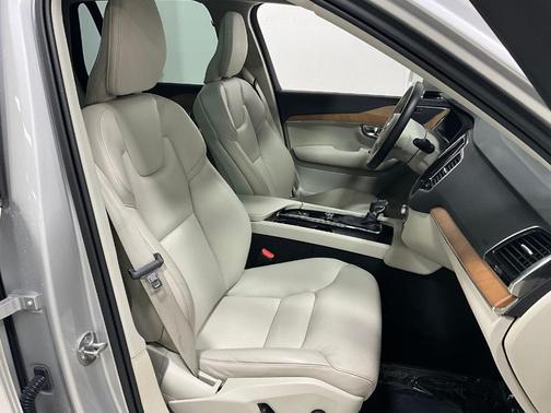 2022 Volvo XC90 T6 Momentum 7 Passenger