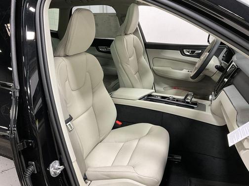 2025 Volvo XC60 Plug-In Hybrid T8 Plus