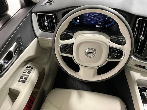 2025 Volvo XC60 Plug-In Hybrid T8 Plus