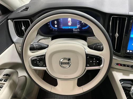 2025 Volvo XC60 Plug-In Hybrid T8 Plus