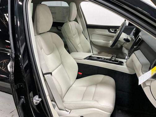 2025 Volvo XC60 Plug-In Hybrid T8 Plus