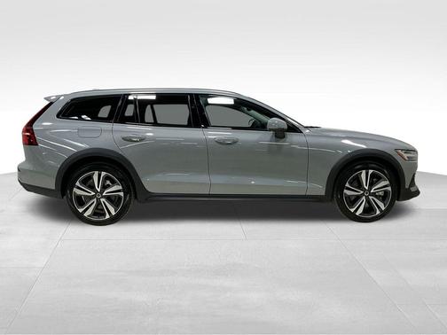 2025 Volvo V60 Cross Country Plus, B5 AWD Gas (mild hybrid)