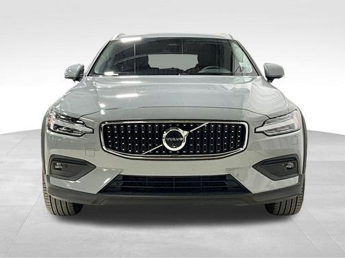 2025 Volvo V60 Cross Country Plus, B5 AWD Gas (mild hybrid)
