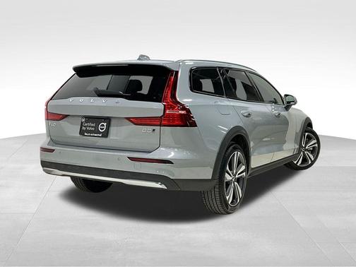2025 Volvo V60 Cross Country Plus, B5 AWD Gas (mild hybrid)