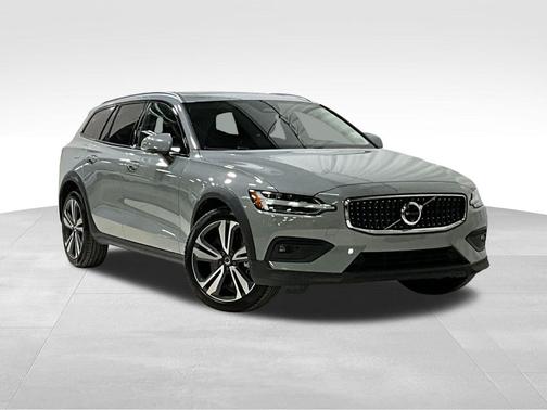 2025 Volvo V60 Cross Country Plus, B5 AWD Gas (mild hybrid)
