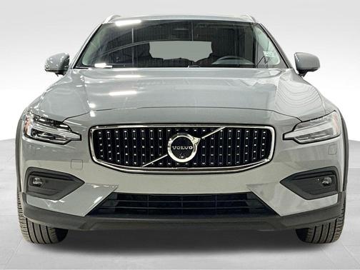 2025 Volvo V60 Cross Country Plus, B5 AWD Gas (mild hybrid)