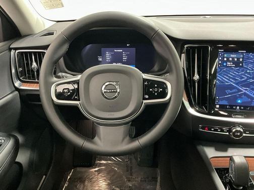 2025 Volvo V60 Cross Country Plus, B5 AWD Gas (mild hybrid)